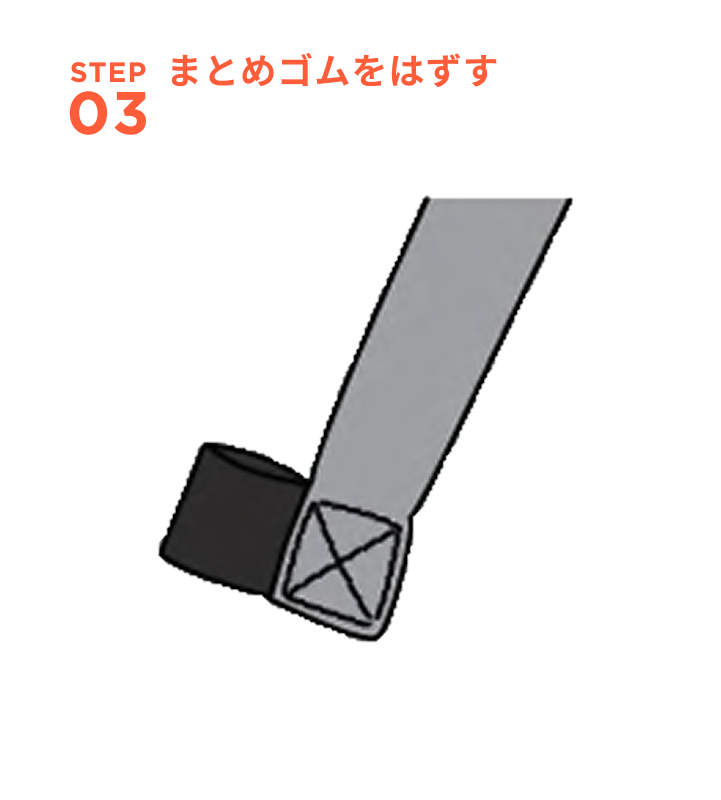 左右のフードストラップを、スナップに留めます