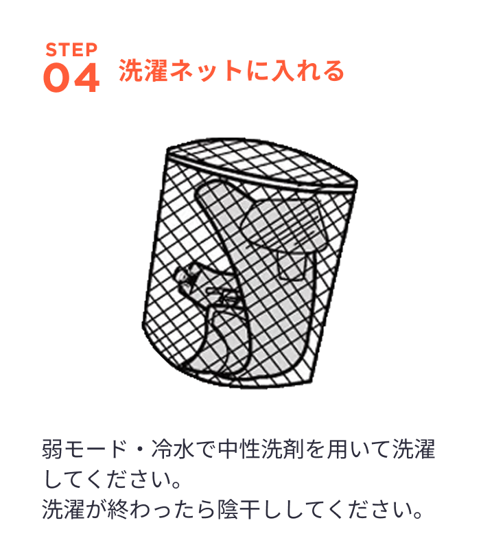 左右のフードストラップを、スナップに留めます