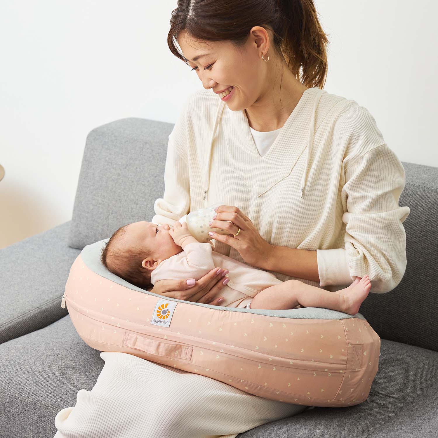 エルゴ 授乳 クッション 重 ショップ さ