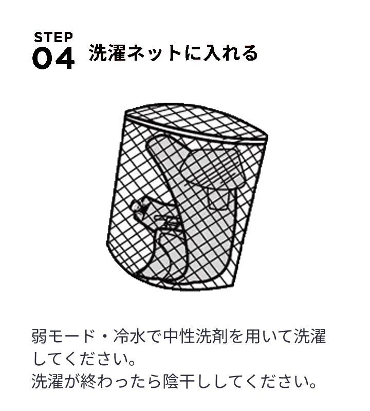 左右のフードストラップを、スナップに留めます